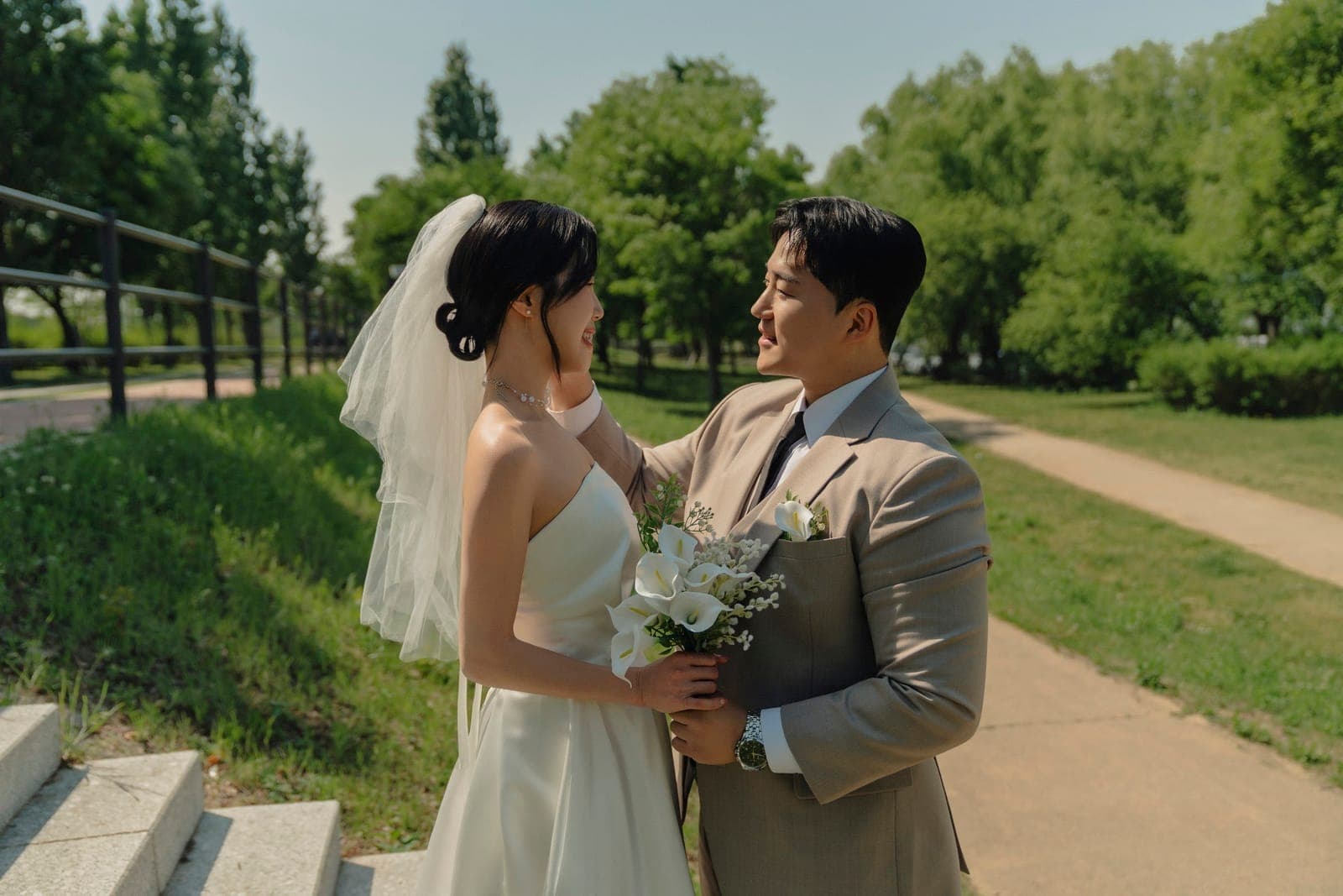 강가에서 마주 안은 신랑과 신부