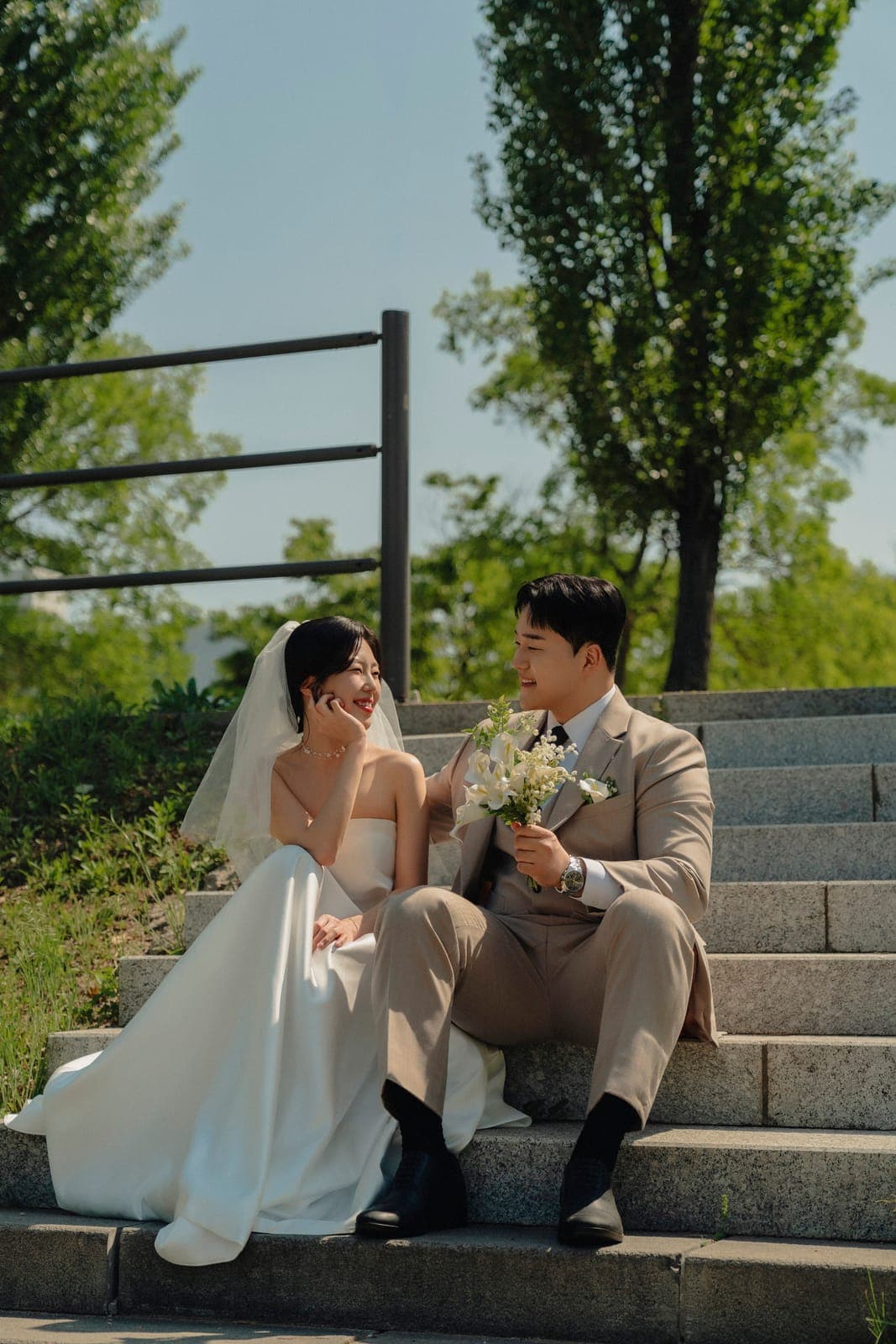 계단에 나란히 앉은 신랑과 신부