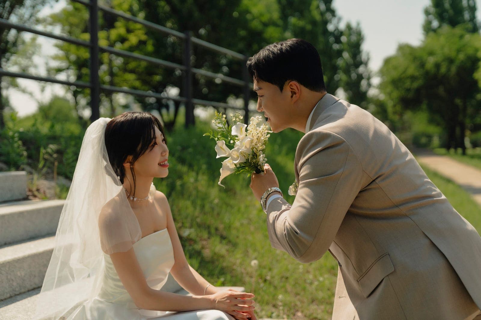 부케를 건네는 신랑과 웃는 신부